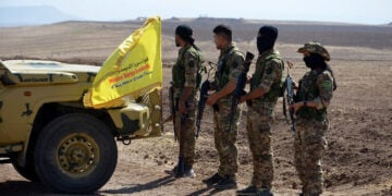 Μέλη της κουρδικής πολιτοφυλακής SDF σε άσκηση με αμερικανικές δυνάμεις κοντά στα σύνορα της Συρίας με το Ιράκ και την Τουρκία (φωτ.: EPA / Ahmed Mardnli)