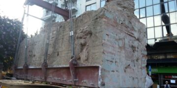 Στιγμιότυπο από την απόσπαση του κρηναίου στο σταθμό του μετρό Αγίας Σοφίας στη Θεσσαλονίκη, τον Νοέμβριο του 2020 (φωτ. ΑΠΕ-ΜΠΕ/υπουργείο Πολιτισμού κι Αθλητισμού)