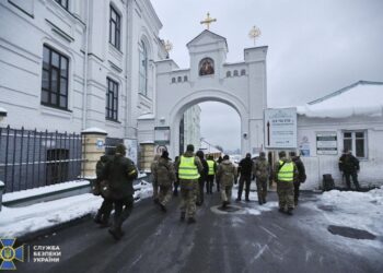 Μέλη των ουκρανικών δυνάμεων ασφαλείας έξω από τη Μονή των Σπηλαίων στο Κίεβο (φωτ.: ΕΡΑ/Ουκρανικές υπηρεσίες ασφαλείας)