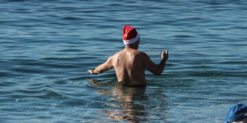 Οι θερμοκρασίες είναι τόσο υψηλές για την εποχή, που ακόμη και ο Άγιος Βασίλης έβγαλε τη στολή και έκανε μια βουτιά (φωτ.: EUROKINISSI/Γιάννης Παναγόπουλος)