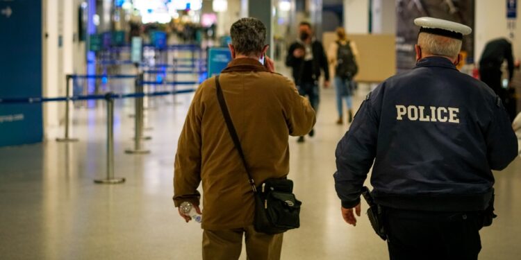 Αστυνομικός στο αεροδρόμιο «Ελ. Βενιζέλος» (φωτ. αρχείου: Eurokinissi/Γιώργος Κονταρίνης)