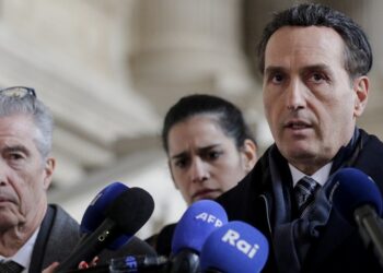 Ο συνήγορος της Εύας Καϊλή, Μιχάλης Δημητρακόπουλος κάνει δηλώσεις στον Τύπο έξω από την αίθουσα του δικαστηρίου στις Βρυξέλλες (Φωτ.: EPA/Olivier Hoslet)