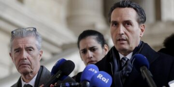 Ο συνήγορος της Εύας Καϊλή, Μιχάλης Δημητρακόπουλος κάνει δηλώσεις στον Τύπο έξω από την αίθουσα του δικαστηρίου στις Βρυξέλλες (Φωτ.: EPA/Olivier Hoslet)