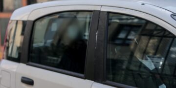 Στιγμιότυπο από την αποχώρηση του «Μάξιμου Σαράφη»
από το γραφείο του ανακριτή (φωτ.: Κώστας Τζούμας / EUROKINISSI)