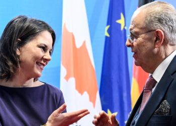 Η Γερμανίδα υπουργός Εξωτερικών Αναλένα Μπέρμποκ με τον Κύπριο ομόλογό της Γιαννάκη Κασουλίδη (Φωτ.: EPA/Filip Singer)
