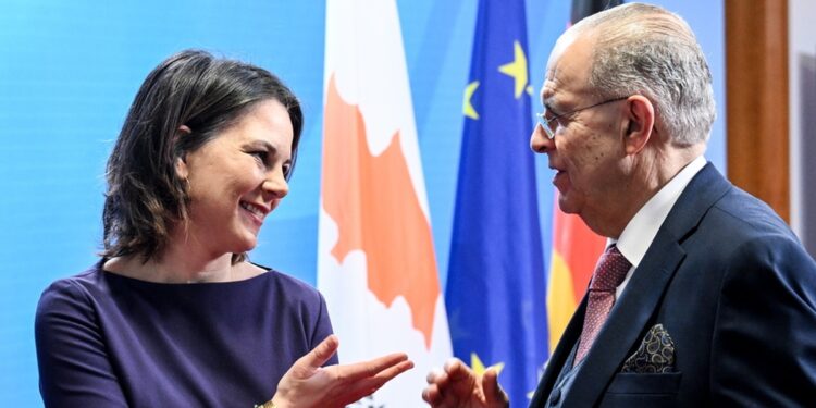 Η Γερμανίδα υπουργός Εξωτερικών Αναλένα Μπέρμποκ με τον Κύπριο ομόλογό της Γιαννάκη Κασουλίδη (Φωτ.: EPA/Filip Singer)