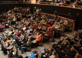 Στιγμιότυπο από διάλεξη του Λαϊκού Επιμορφωτικού Πανεπιστημίου στο κλειστό Δημοτικό Θέατρο Συκεών (φωτ.: Γραφείο Τύπου Δήμου Νεάπολης-Συκεών)