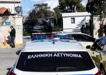 Περιπολικό της ΕΛΑΣ στην είσοδο του Κολλεγίου Αθηνών στο Ψυχικό μετά τις αναφορές για εισβολή εξωσχολικών με αιχμηρά αντικείμενα (Φωτ.: Eurokinissi/Σωτήρης Δημητρόπουλος)