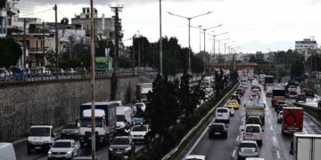 Η βροχή που πέφτει από το πρωί, σχεδόν σε όλη την Αττική, έχει προκαλέσει κυκλοφοριακά προβλήματα. Εικόνα από την Εθνική Οδό Αθηνών-Λαμίας στο ύψος του Κηφισού (φωτ.: Μιχάλης Καραγιάννης/EUROKINISSI)