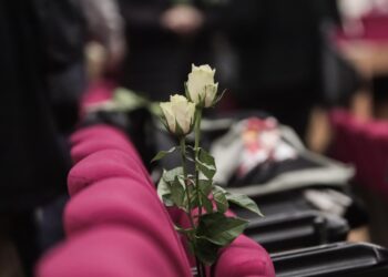 Λουλούδια σε θέσεις του ακροατηρίου στη δίκη για τη φονική πυρκαγιά στο Μάτι (φωτ. αρχείου: Eurokinissi/Κώστας Τζούμας)
