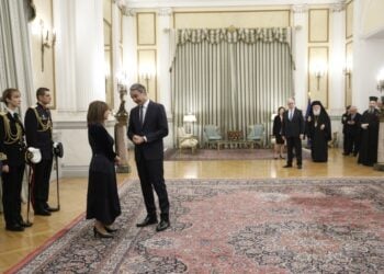 Ο πρωθυπουργός Κυριάκος Μητσοτάκης ανταλλάσσει ευχές με την Πρόεδρο της Δημοκρατίας Κατερίνα Σακελλαροπούλου (φωτ.: EUROKINISSI/Γιώργος Κονταρίνης)