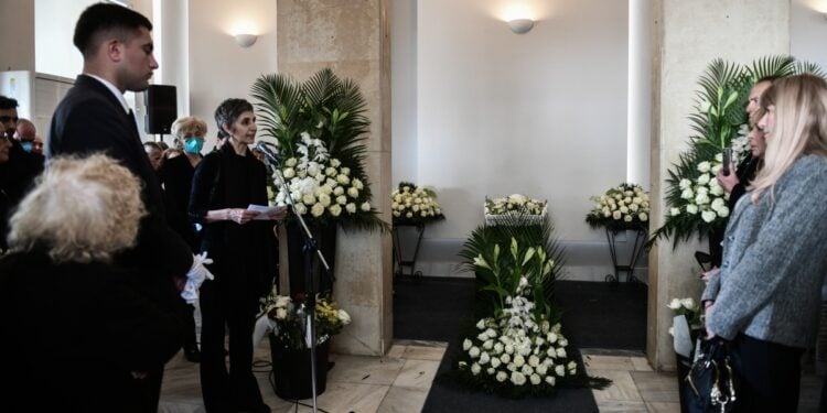Εικόνα από την πολιτική κηδεία του ηθοποιού στο Α' Νεκροταφείο Αθηνών (φωτ.: Eurokinissi/Τατιάνα Μπόλαρη)