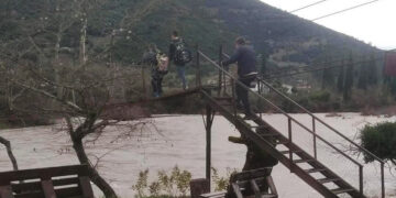 Μαθητές ανεβαίνουν στη γέφυρα που βρίσκεται πάνω από τον Εύηνο (φωτ.: Facebook / Ανδρέας Κοτσανάς)