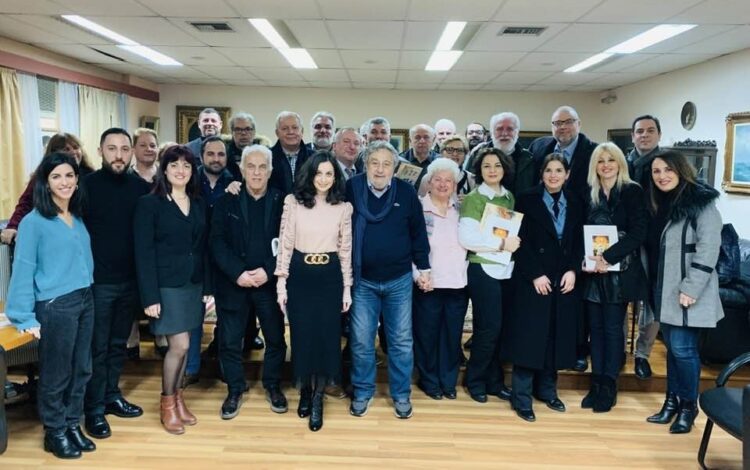 Αναμνηστική φωτογραφία με στελέχη του μικρασιατικού, αρμενικού, ασσυριακού, κωνσταντινουπολίτικου, κυπριακού και ποντιακού ελληνισμού μετά τη συνάντησή τους στο Πνευματικό Κέντρο Κωνσταντινουπολιτών στην Αθήνα (πηγή: facebook.com//stefanos.tanimanidis)