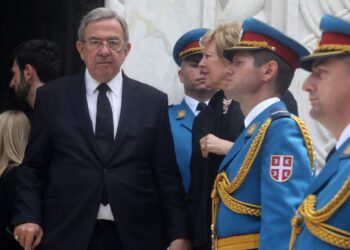 Ο τέως Βασιλιάς Κωνσταντίνος με τη σύζυγό του Άννα Μαρία τον Μάιο του 2013, στις κηδείες μελών της σερβικής βασιλικής οικογένειας δεκαετίες μετά το θάνατό τους (Φωτ.: Eurokinissi)