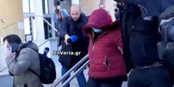 Η 29χρονη που κατηγορείται ότι πέταξε το 11 μηνών βρέφος της στον Αλιάκμονα βγαίνει από το δικαστικό μέγαρο της Βέροιας (Φωτ.: InVeria.gr)