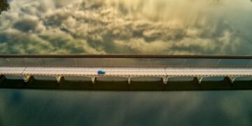 Η γέφυρα που διασχίζει την τεχνητή λίμνη της Αγίας Βαρβάρας στο φράγμα του Αλιάκμονα (φωτ. αρχείου: MOTIONTEAM)