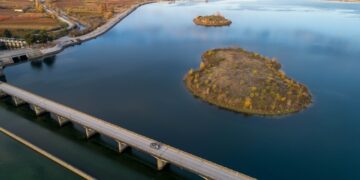 Η γέφυρα που διασχίζει την τεχνητή λίμνη της Αγίας Βαρβάρας στο φράγμα του Αλιάκμονα, το οποίο διακρίνεται στα αριστερά της φωτογραφίας (Φωτ. αρχείου: MOTIONTEAM)