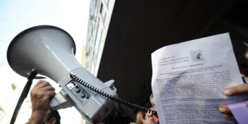 Στιγμιότυπο από παλιότερη απεργιακή κινητοποίηση εργαζομένων της ΠΟΕ-ΟΤΕ έξω από το υπουργείο Εργασίας (φωτ.: EUROKINISSI/Τατιάνα Μπόλαρη)