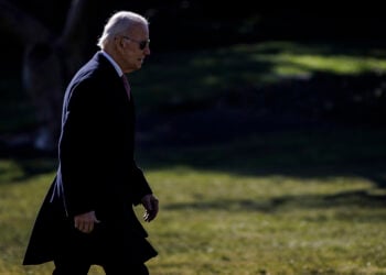 Ο Τζο Μπάιντεν κατευθύνεται στο Οβάλ Γραφείο (φωτ.: EPA / Samuel Corum / POOL)