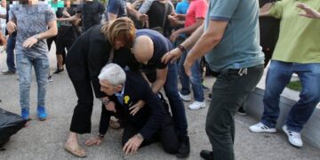 Η στιγμή που ο Γιάννης Μπουτάρης έχει δεχθεί επίθεση και βρίσκεται πεσμένος στον δρόμο (φωτ.: ΜΟΤΙΟΝΤΕΑΜ/Φανή Τρυψάνη)