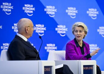 Η Ούρσουλα φον ντερ Λάιεν συνομιλεί με τον ιδρυτή του Παγκόσμιου Οικονομικού Φόρουμ Κλάους Σβαμπ, στο Νταβός (φωτ.: EPA/Gian Ehrenzeller)