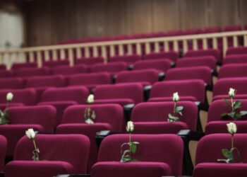 Άσπρα τριαντάφυλλα στις θέσεις του δικαστηρίου, για τους ανθρώπους που χάθηκαν τόσο άδικα στις φλόγες (φωτ.: EUROKINISSI/Κώστας Τζούμας)