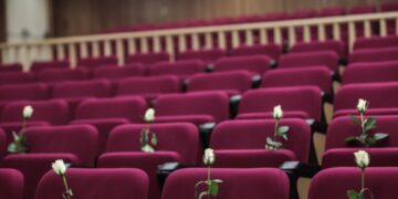 Άσπρα τριαντάφυλλα στις θέσεις του δικαστηρίου, για τους ανθρώπους που χάθηκαν τόσο άδικα στις φλόγες (φωτ.: EUROKINISSI/Κώστας Τζούμας)