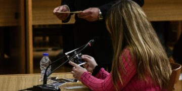 Η αυτόπτης μάρτυρας Παρασκευή Καραγιαννίδου εξετάζει στοιχεία στη διάρκεια της δίκης (φωτ.: EUROKINISSI/Τατιάνα Μπόλαρη)