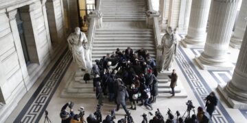 Ο συνήγορος της Εύας Καϊλή, Μιχάλης Δημητρακόπολος μιλά στους δημοσιογράφους μετά από την ακρόαση το προδικαστικού συμβουλίου για τη συνέχιση ή όχι της προφυλάκισης της Ελληνίδας ευρωβουλευτή (φωτ.: EPA/Olivier Hoslet)