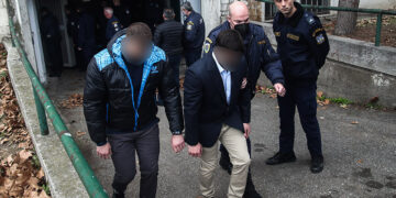 Δύο από τους κατηγορούμενους για τη δολοφονία του Άλκη Καμπανού έξω από το Μικτό Ορκωτό Δικαστήριο Θεσσαλονίκης (φωτ.: ΜΟΤΙΟΝΤΕΑΜ / Βασίλης Βερβερίδης)(ΜΟΤΙΟΝΤΕΑΜ/ΒΑΣΙΛΗΣ ΒΕΡΒΕΡΙΔΗΣ)