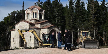 Προετοιμασίες στο βασιλικό κοιμητήριο στο Τατόι (φωτ.: EUROKINISSI / Μιχάλης Καραγιάννης)