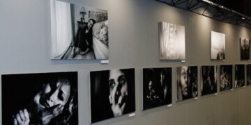 Έκθεση φωτογραφιών που απεικονίζουν την έμφυλη βία στην Ένωση Συντακτών Ημερησίων Εφημερίδων Αθηνών τον περασμένο Δεκέμβριο (φωτ.: EUROKINISSI/Χρήστος Μπόνης)