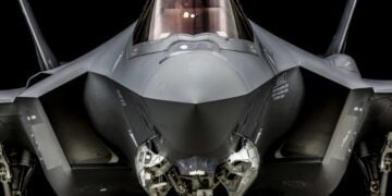 Πολεμικό αεροσκάφος F-35 στη διάρκεια άσκησης του ΝΑΤΟ, σε αεροδρόμιο της Ισλανδίας (φωτ. αρχείου: EPA / Giuseppe Lami)