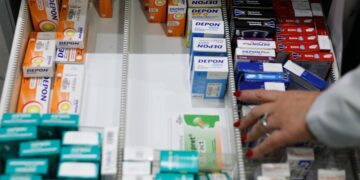 Σύμφωνα με τον υπουργό Υγείας, υπάρχει πλήρης επάρκεια σε παιδικά φάρμακα, όχι απαραίτητα πρωτότυπα, αλλά γενόσημα φάρμακα με την ίδια θεραπευτική αξία» (φωτ.: EUROKINISSI/Γιώργος Κονταρίνης)