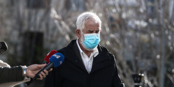 Ο Πέτρος Φιλιππίδης έξω από το Μικτό Ορκωτό Δικαστήριο της Αθήνας (φωτ.: EUROKINISSI / Σωτήρης Δημητρόπουλος)