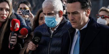 Ο Πέτρος Φιλιππίδης και ο δικηγόρος του Μιχάλης Δημητρακόπουλος έξω από το Μικτό Ορκωτό Δικαστήριο της Αθήνας (φωτ.: EUROKINISSI / Γιώργος Κονταρίνης)