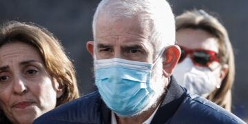 Ο Πέτρος Φιλιππίδης έξω από το Μικτό Ορκωτό Δικαστήριο της Αθήνας (φωτ.: EUROKINISSI / Γιώργος Κονταρίνης)