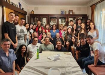 Ο Γεώργιος Λύγουρης γιόρτασε τα 101α γενέθλιά του με τα πέντε παιδιά, τα 14 εγγόνια και τα 22 δισέγγονά του (φωτ.: neoskosmos.com)
