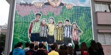 Το γκράφιτι του SAME84 με τη μορφή του Άλκη και οπαδούς διαφόρων ομάδων καλύπτει μια επιφάνεια 100 τ.μ. στο 11ο δημοτικό σχολείο Καλαμαριάς (φωτ. ΑΠΕ-ΜΠΕ/Αχιλλέας Χήρας)