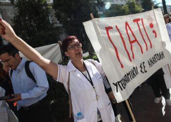 Στιγμιότυπο από συγκέντρωση ανεμβολίαστων υγειονομικών έξω από το Συμβούλιο της Επικρατείας τον περασμένο Οκτώβριο, κατά τη διάρκεια συζήτησης της προσφυγής που είχε καταθέσει η ΠΟΕΔΗΝ για άρση των αναστολών εργασίας (φωτ.: EUROKINISSI/Γιάννης Παναγόπουλος)