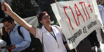 Στιγμιότυπο από συγκέντρωση ανεμβολίαστων υγειονομικών έξω από το Συμβούλιο της Επικρατείας τον περασμένο Οκτώβριο, κατά τη διάρκεια συζήτησης της προσφυγής που είχε καταθέσει η ΠΟΕΔΗΝ για άρση των αναστολών εργασίας (φωτ.: EUROKINISSI/Γιάννης Παναγόπουλος)