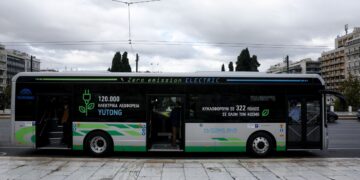 Σύμφωνα με τον σχεδιασμό του υπουργείου Υποδομών και Μεταφορών, συνολικά 350 ηλεκτρικά λεωφορεία πρόκειται να ενταχθούν στον συγκοινωνιακό στόλο της Αθήνας και Θεσσαλονίκης (φωτ.: EUROKINISSI/Σωτήρης Δημητρόπουλος)