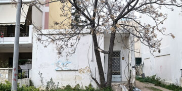 Το εγκαταλελειμμένο σπίτι στο Ίλιον όπου κακοποιήθηκε ο 15χρονος (φωτ.: 
 EUROKINISSI / Μιχάλης Καραγιάννης)