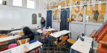 Το εκκλησάκι γέμισε... θρανία (φωτ.: εφ. «Νέα Κρήτη»)