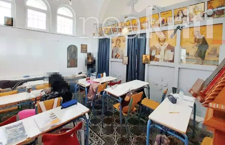 Το εκκλησάκι γέμισε... θρανία (φωτ.: εφ. «Νέα Κρήτη»)