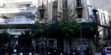 Αστυνομικές δυνάμεις έξω από την κατάληψη Τerra Incognita, στην οποία προηγήθηκε επέμβαση εκκένωσης (φωτ.: ΑΠΕ-ΜΠΕ/Αχιλλέας Χήρας)