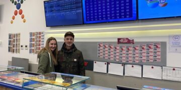 Ο Γιάννης Φωτιάδης, ιδιοκτήτης του τυχερού καταστήματος ΟΠΑΠ στη Λάρισα, με την Ευαγγελία Κωνσταντοπούλου, εργαζόμενη στο κατάστημα ΟΠΑΠ