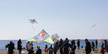 Κούλουμα στην παραλία της Φρεαττύδας
(φωτ.: EUROKINISSI / Αναστάσης Ναρεκιάν)