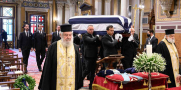 Η σορός του τέως βασιλιά Κωνσταντίνου μεταφέρεται στη Μητρόπολη Αθηνών (φωτ.: ΑΠΕ-ΜΠΕ / STUDIO KOMINIS / Nikolas Kominis)